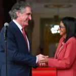 EE.UU. y Venezuela restablecen relaciones diplomáticas tras cambio de gobierno.