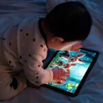 Uso excesivo de dispositivos en niños alerta sobre impactos emocionales y cognitivos.