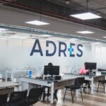 Millonarios giros de Adres no logran frenar la creciente crisis financiera del sistema de salud.